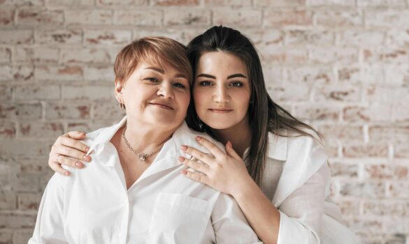 Prezent na Dzień Mamy: na zdjęciu dojrzała mama i dorosła córka