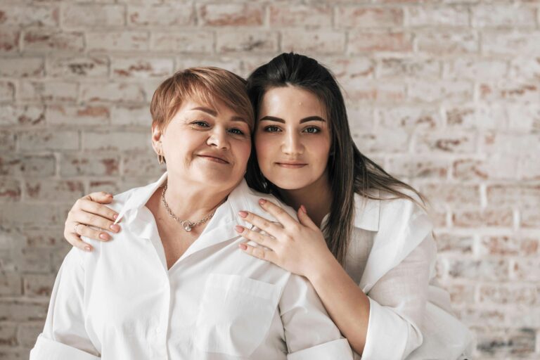 Prezent na Dzień Mamy: na zdjęciu dojrzała mama i dorosła córka