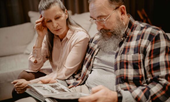 dojrzały mężczyzna czytający książkę, być może prezent dla 60-latka