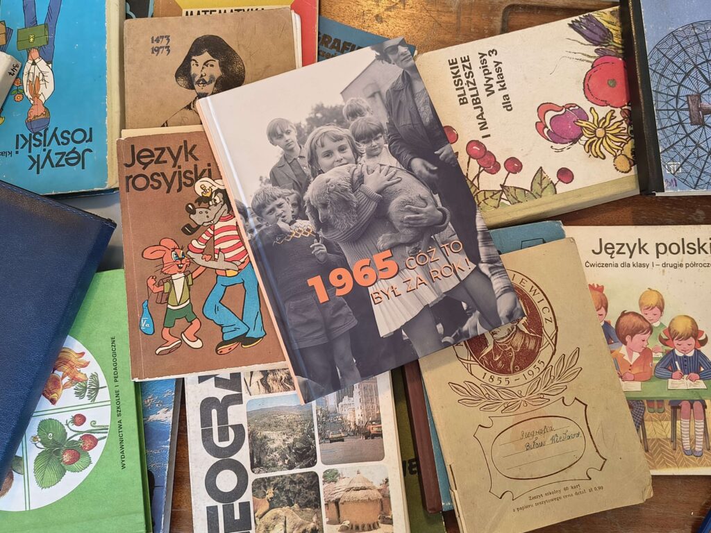 Książka "1965. Cóż to był za rok!" wkomponowana w ekspozycję Muzeum Sentymentów w Kowarach