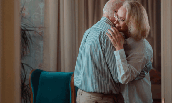 przytulająca się para , która obchodzi 50 rocznicę ślubu