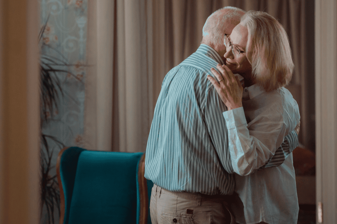 przytulająca się para , która obchodzi 50 rocznicę ślubu