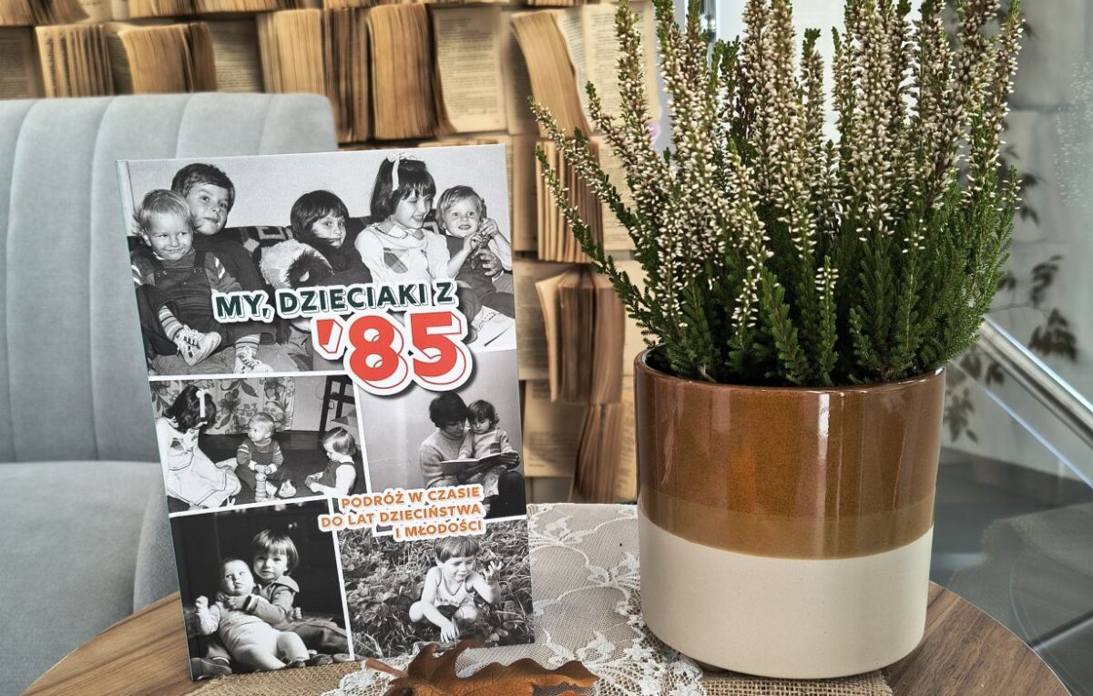 kolorowe zdjęcie książki "My dzieciaki z 85" w jesiennym anturażu