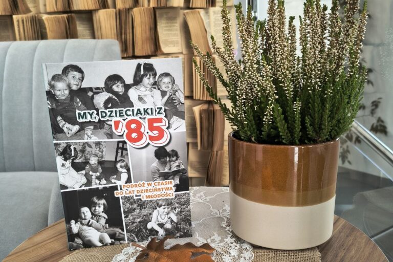 kolorowe zdjęcie książki "My dzieciaki z 85" w jesiennym anturażu